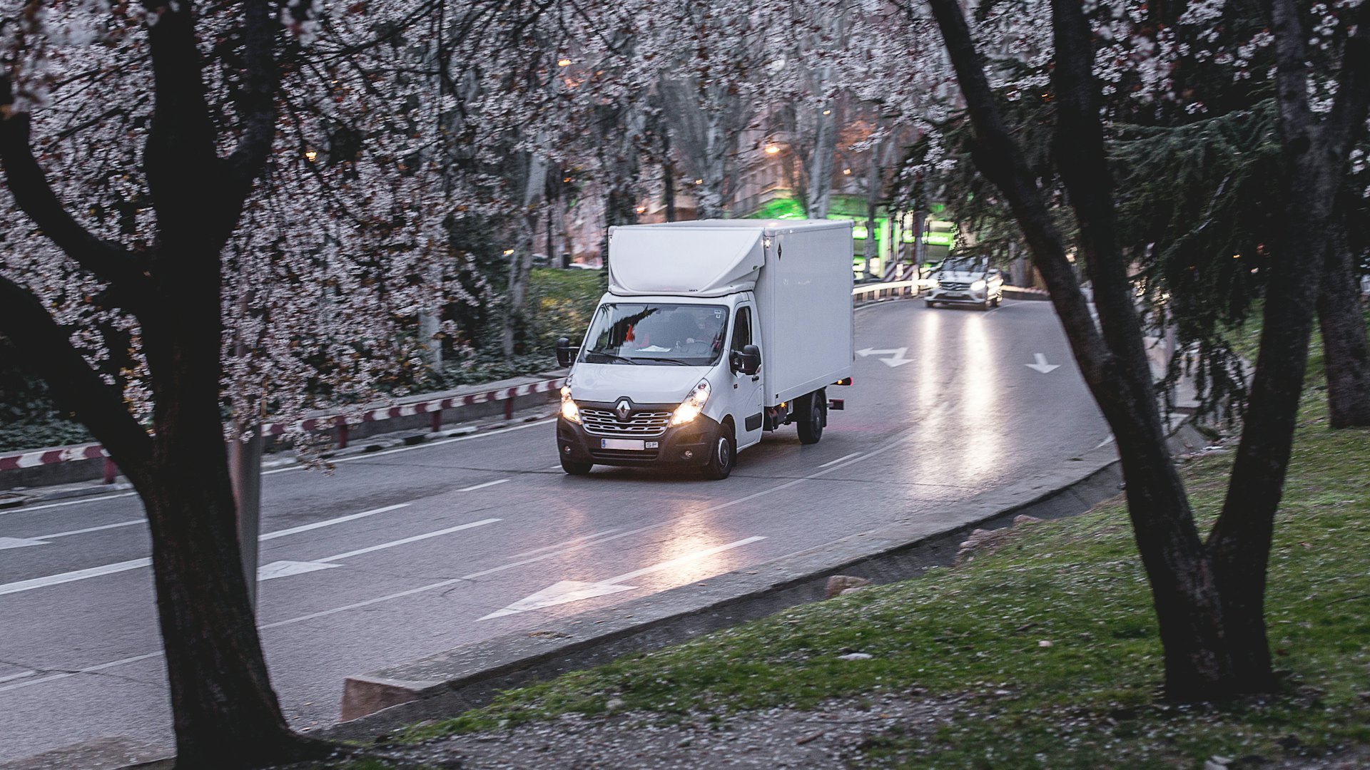 Autoutilitară albă pe drum